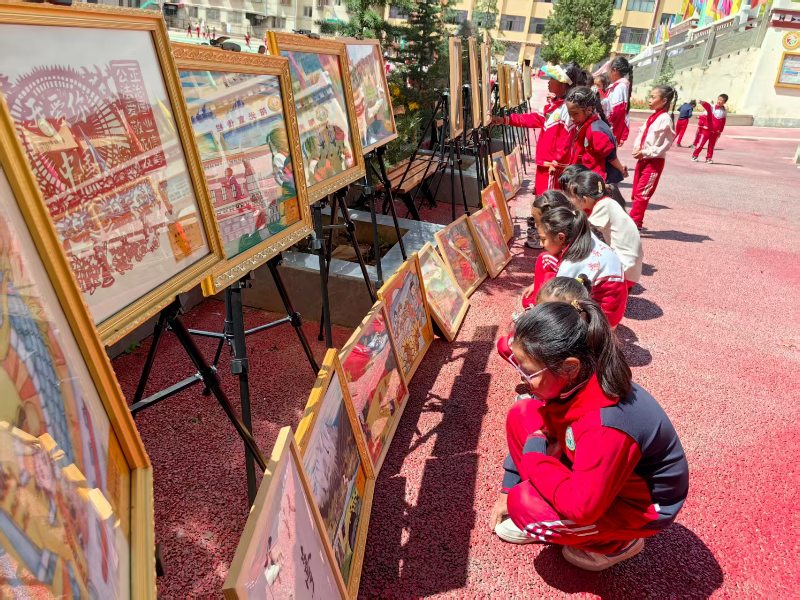 書畫展上的民族大團結教育。道孚縣委宣傳部供圖