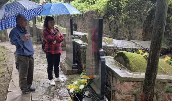 踐行初心尋英烈 川黔聯手助夢圓梁發倫烈士，男，原巴中縣青木公社龍門橋大隊人，1954年出生，1971年入伍，部隊所在地為貴州盤縣。1973年3月，因搶救戰友壯烈犧牲，被解放軍建字407部隊批準為烈士。