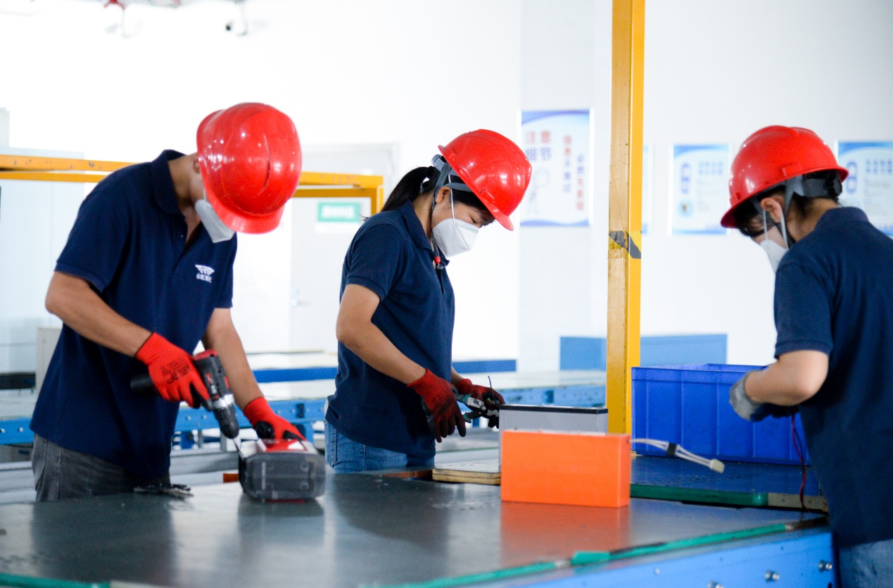 工人正在一線工作。程潔供圖