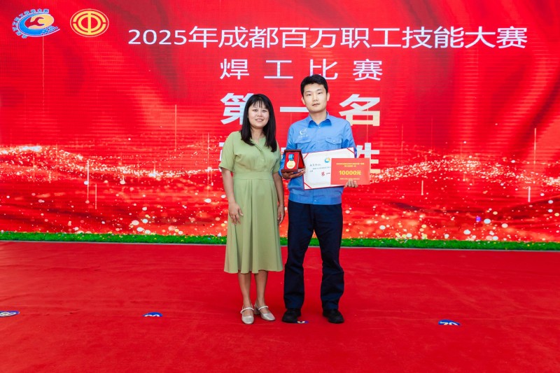 為選手頒獎。川鍋校供圖