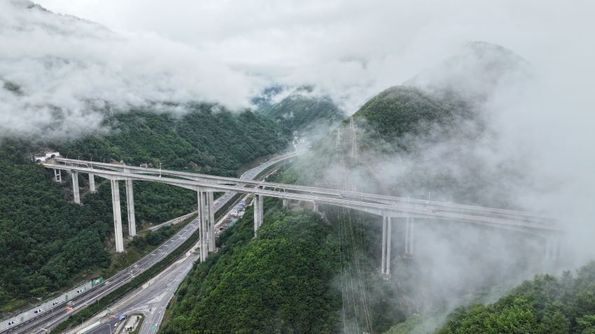 九綿高速上的大橋。九寨溝縣融媒體中心供圖