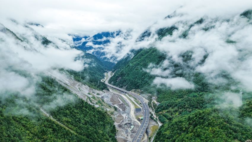 九綿高速航拍。九寨溝縣融媒體中心供圖