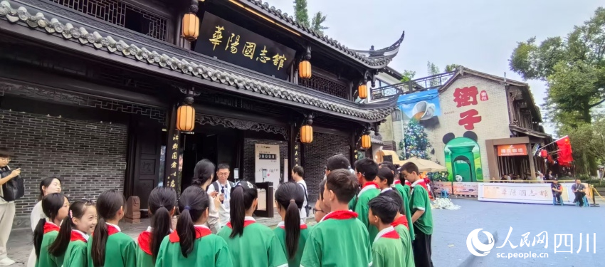 街子學校學生探館。人民網記者 劉海天攝