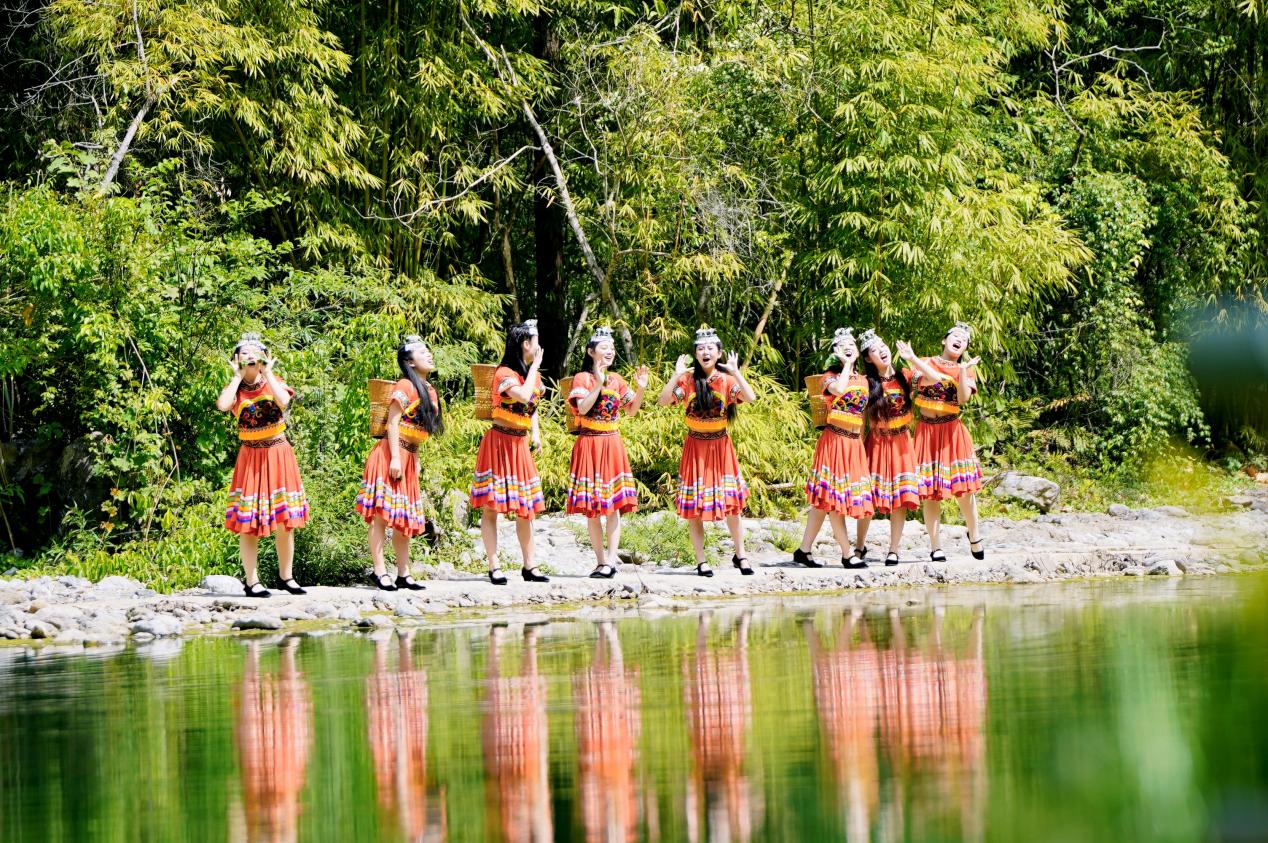 《祈福巴山 萬物共生》沉浸式實景互動演藝。巴山大峽谷景區供圖
