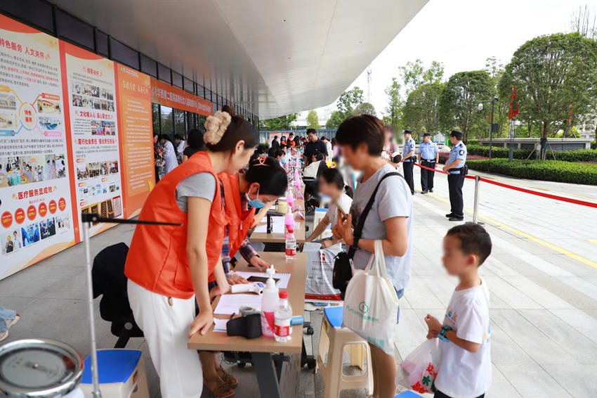 圖為義診現場。醫院供圖