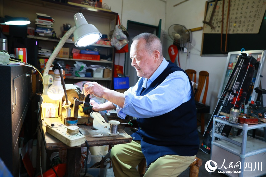 駱舒程在工作臺修理零件。王雅竹攝