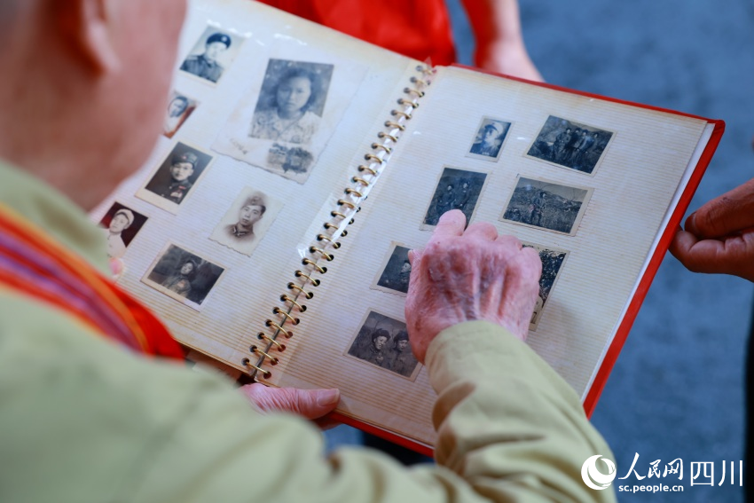 駱舒程回憶戰友故事。王雅竹攝