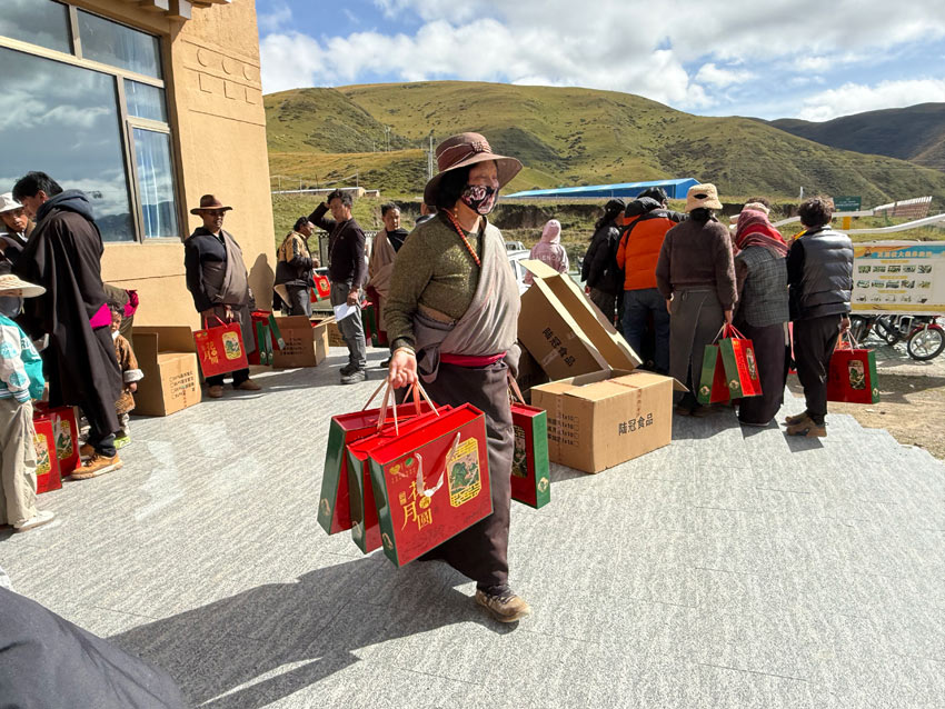 村民分到了月餅。鄒凌愛心團隊供圖