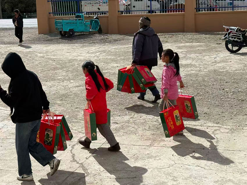 小朋友也拿到了月餅。鄒凌愛心團隊供圖