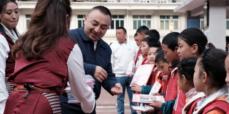 為獲獎學生頒獎。德格縣委宣傳部供圖