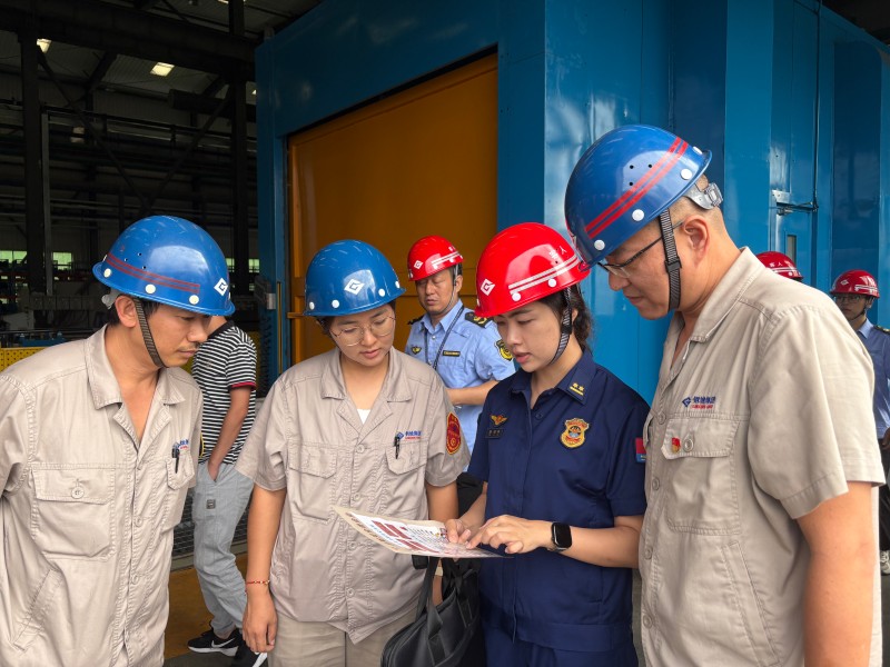 消防部門聯合公安、應急、生態環境、市場監管等多部門，指導企業做好復工復產工作。攀枝花消防供圖