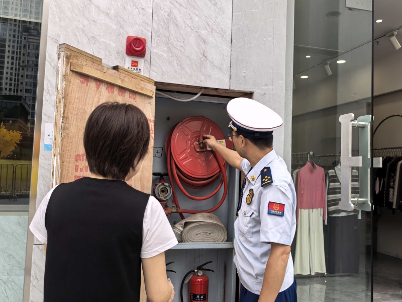 消防員指導臨街商鋪做好消防設施維護保養工作。自貢消防供圖