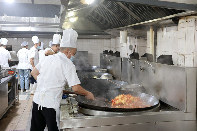 綿竹市一所學校的食堂廚房。綿竹市融媒體中心供圖