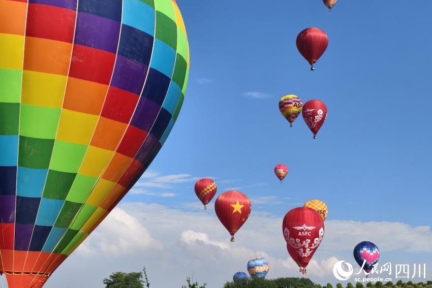 比賽現場的熱氣球。人民網 趙祖樂攝