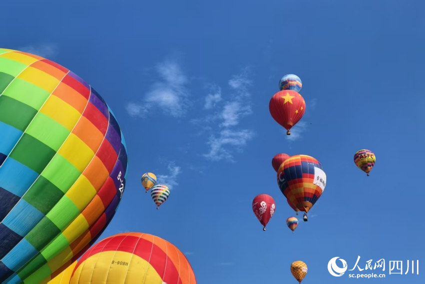 比賽現場的熱氣球。人民網 趙祖樂攝