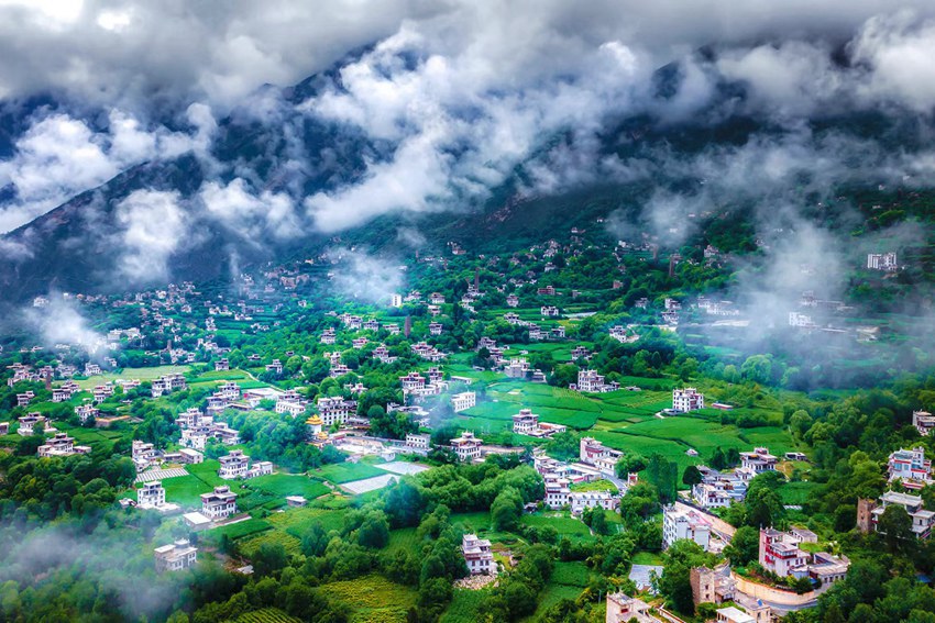 云霧繚繞的基卡依村美如仙境。丹巴縣委宣傳部供圖