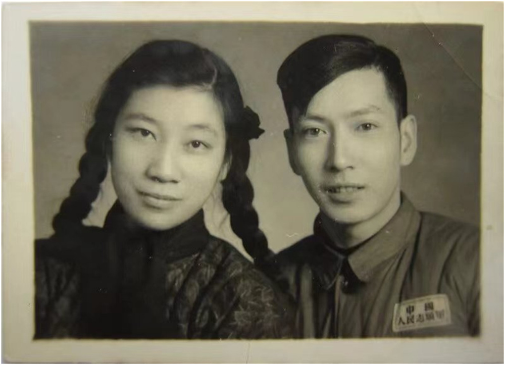 呂戎生出征前與未婚妻合影。自流井區退役軍人事務局供圖