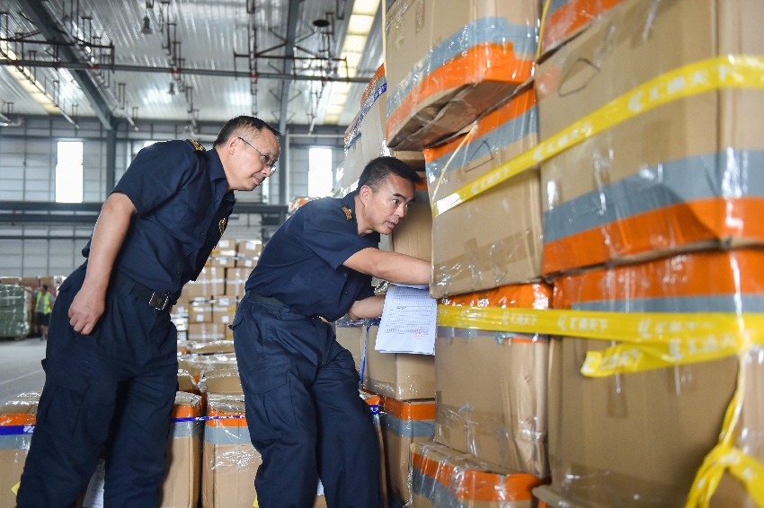 成都海關關員查驗出口跨境電商貨物。成都海關供圖