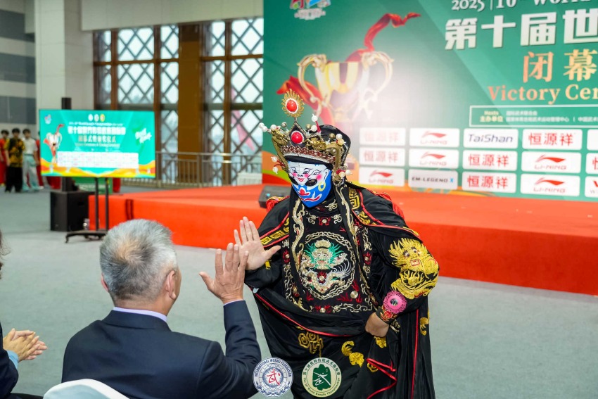 變臉表演者與觀眾互動。賽事組委會供圖