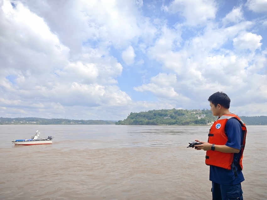 工作人員正在操縱無人船。長江瀘州航道局供圖