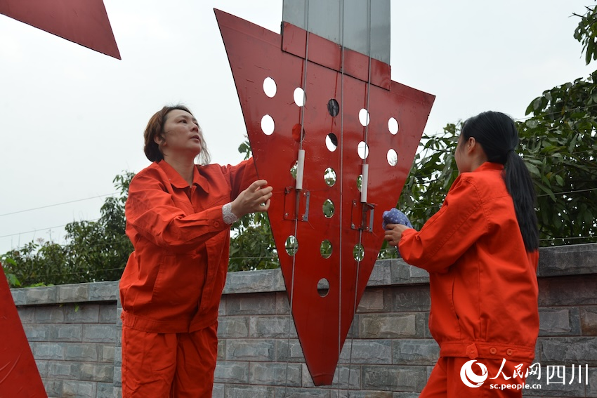 煙燈房信號臺信號員正在調試傳統信號設備。梁洪銘攝