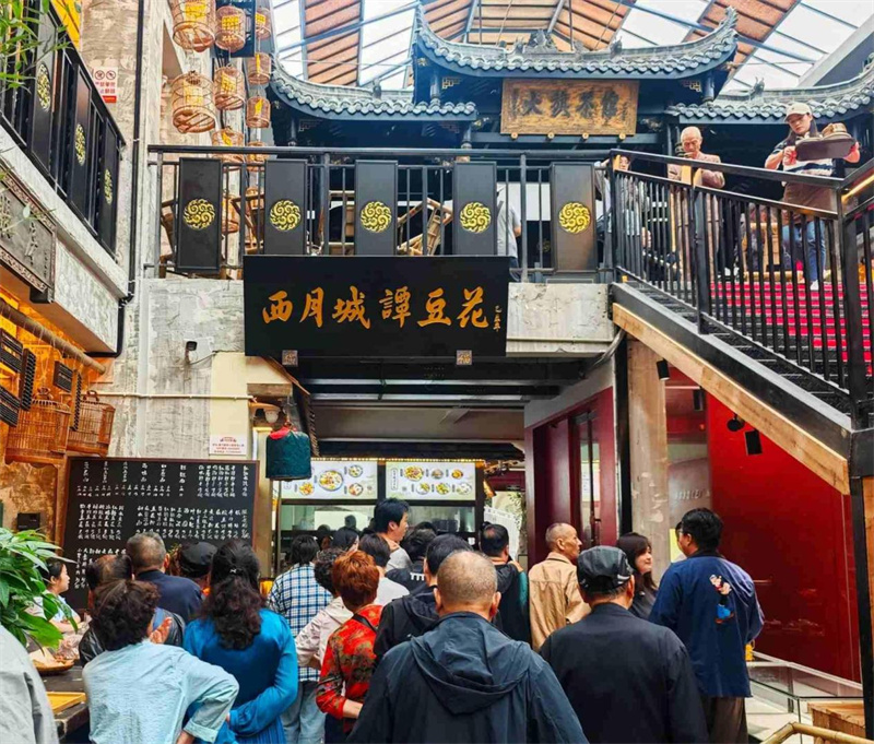 市民游客排隊品美食。陳靜供圖