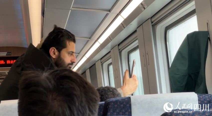 伊爾凡·阿什拉夫在高鐵上拍攝風景。實習生 張雨欣攝