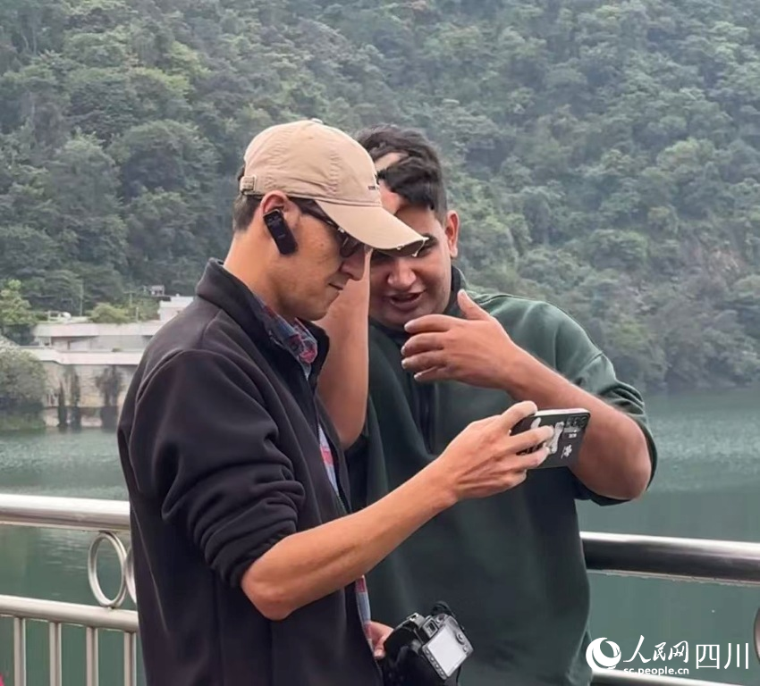 隨機組成的“拍照搭子”在探討照片。實習生 張雨欣攝