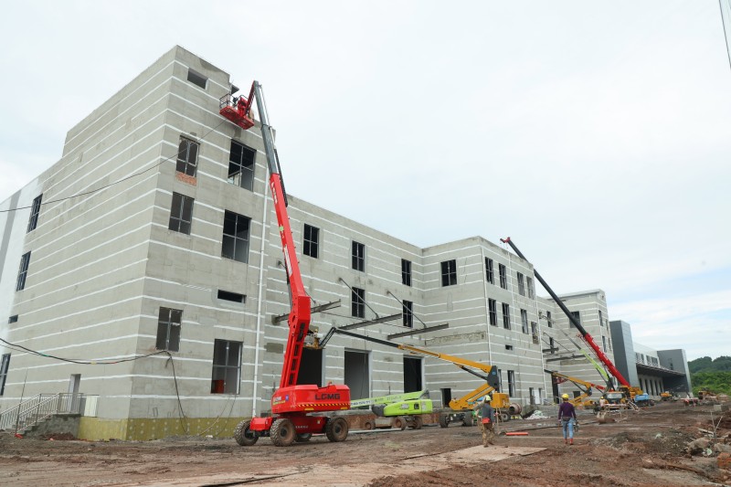 對建筑外立面進行裝飾。翠屏區融媒體中心供圖