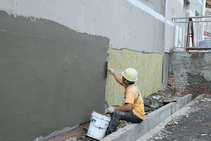 工人正進行建筑外立面裝飾工作。翠屏區融媒體中心供圖