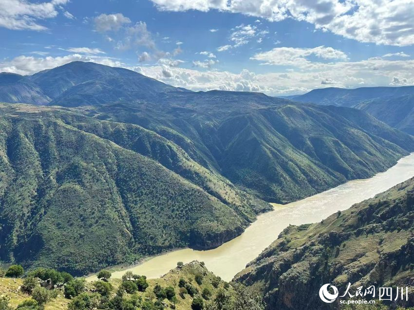 從觀景臺俯瞰金沙大峽谷。實習生 張雨欣攝