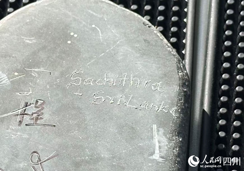 斯里蘭卡記者朱萬普拉格?薩奇特拉?伊蘭加?佩雷拉刻下的字。實習生 張雨欣攝