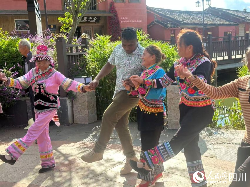 東帝汶記者菲洛梅諾·馬丁斯和村民一起舞蹈。實習生 張雨欣攝