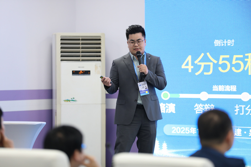 四川賽區選手馮振宇在決賽現場。蘇鶴攝