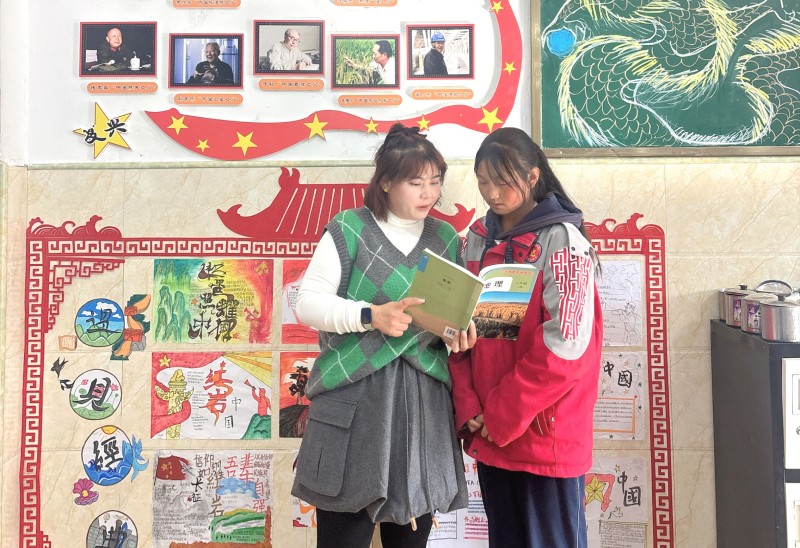 周培娟一對一輔導學生。新龍縣委宣傳部供圖