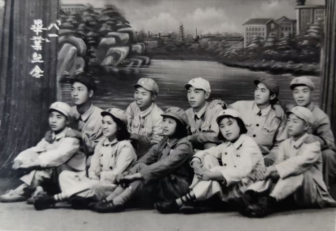 潘敬端畢業照（第一排左一）。自貢市軍休所供圖