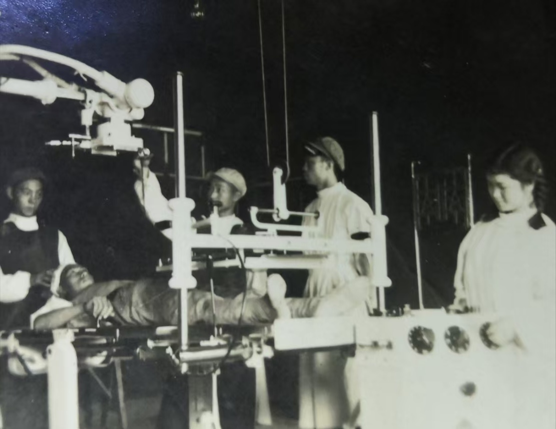 為受傷小戰士照X光。自貢市軍休所供圖