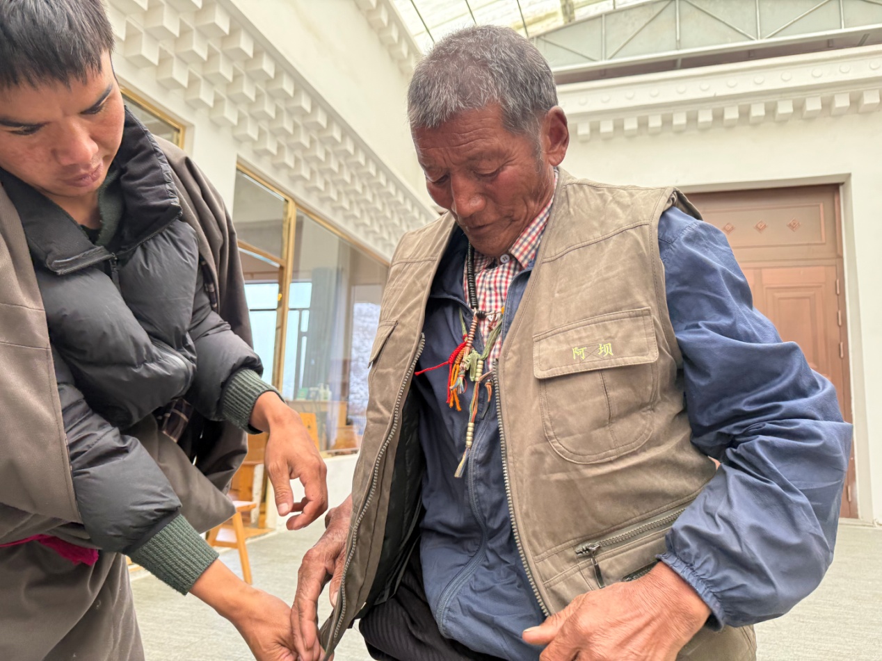 村民試穿新衣服。受訪者供圖