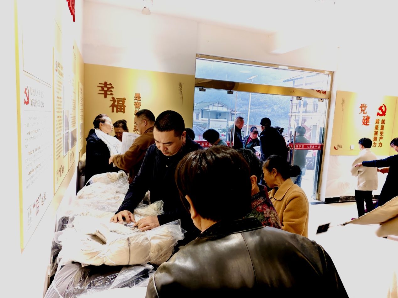 村民們領取暖心的冬衣禮物。受訪者供圖