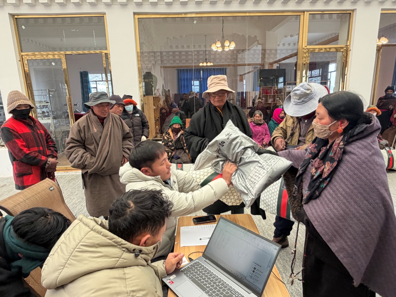 發放冬衣活動現場。受訪者供圖