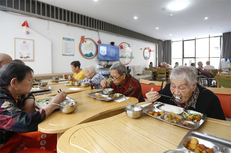 老人在利州養老服務中心就餐。廣元市融媒體中心供圖