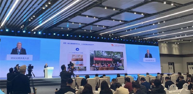 戰旗村黨委書記高德敏在中國文明鄉風大會上作交流發言。受訪者供圖