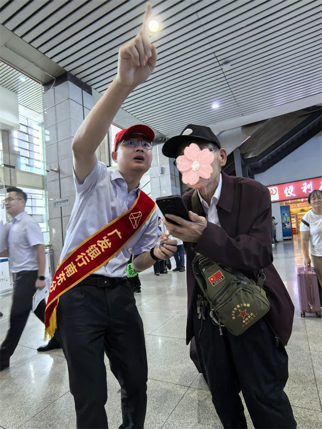 南充分行志愿者在火車站指導老年客戶安全使用電子支付。張莎莎供圖