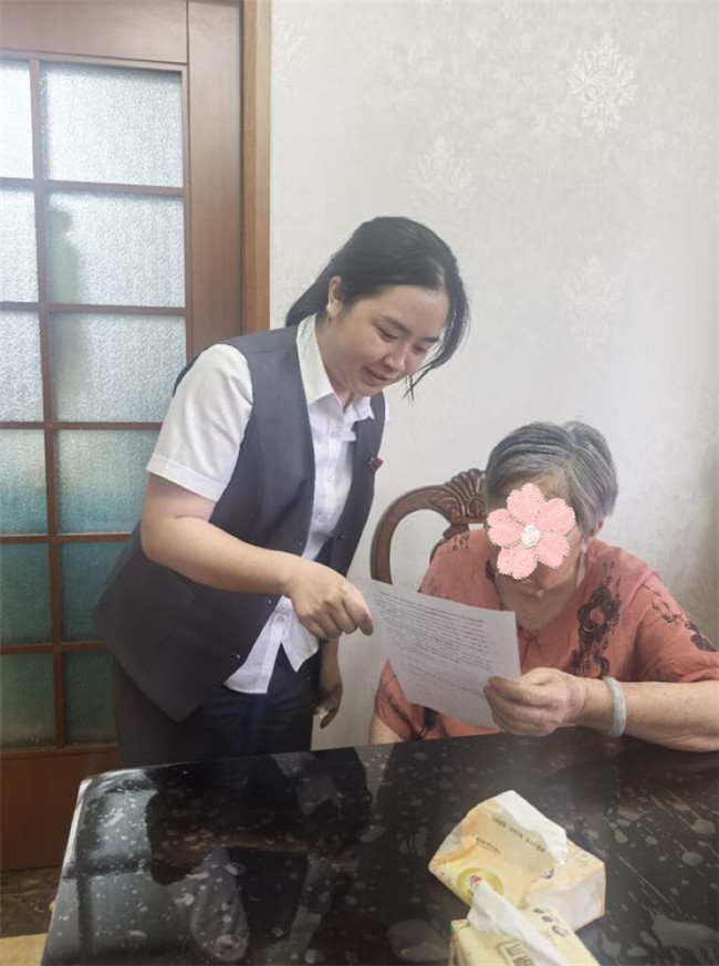 工作人員上門服務。張莎莎供圖