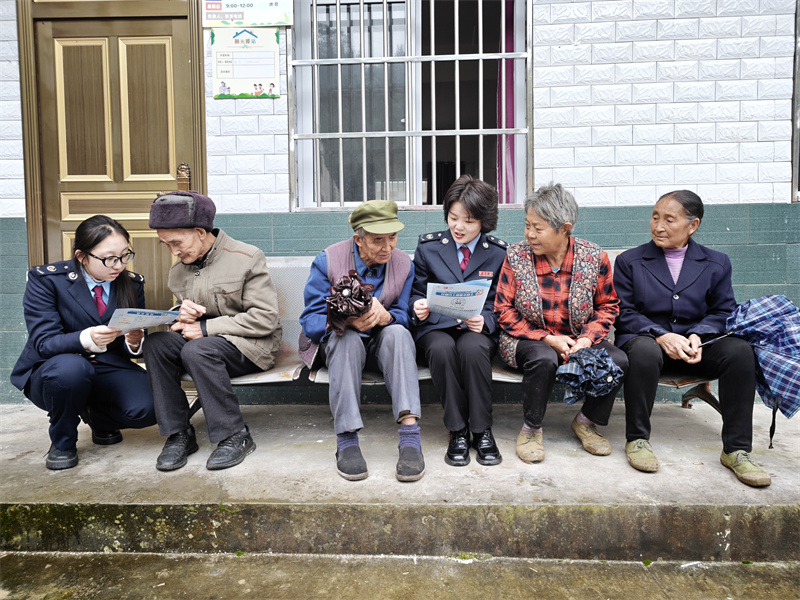 稅務干部為村民講解城鄉居民醫保繳納相關政策。達州市稅務局供圖