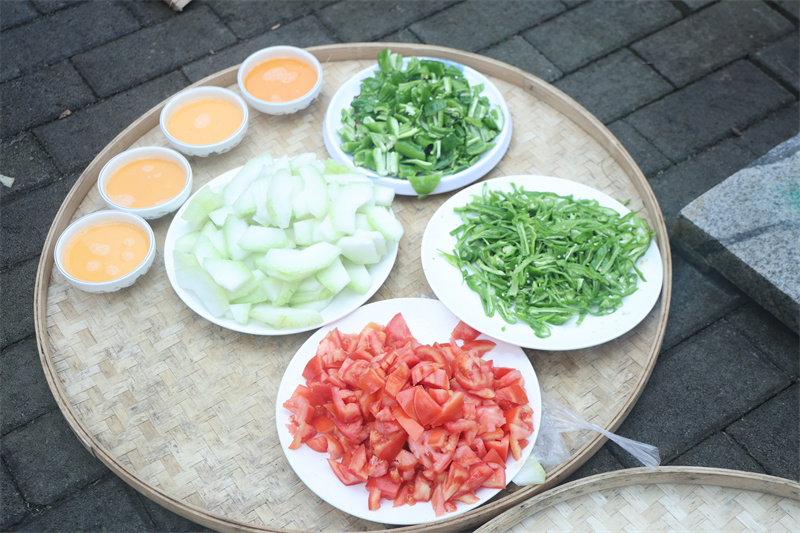 備好的菜放在一旁。翠屏區融媒體中心供圖