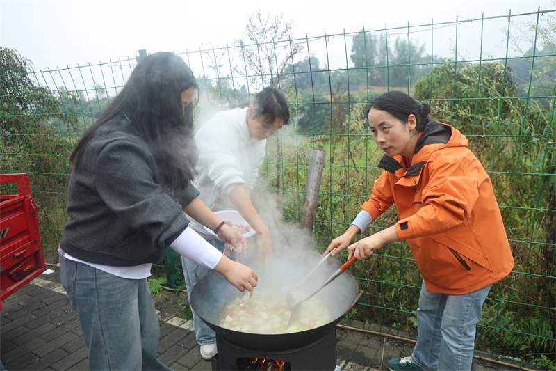 老師幫助學生一起做菜。翠屏區融媒體中心供圖