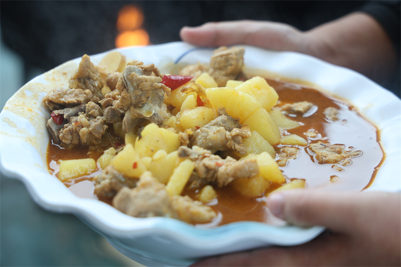 同學們自己做的土豆燒排骨。翠屏區融媒體中心供圖