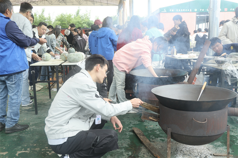 學生給灶進行生火。翠屏區融媒體中心供圖