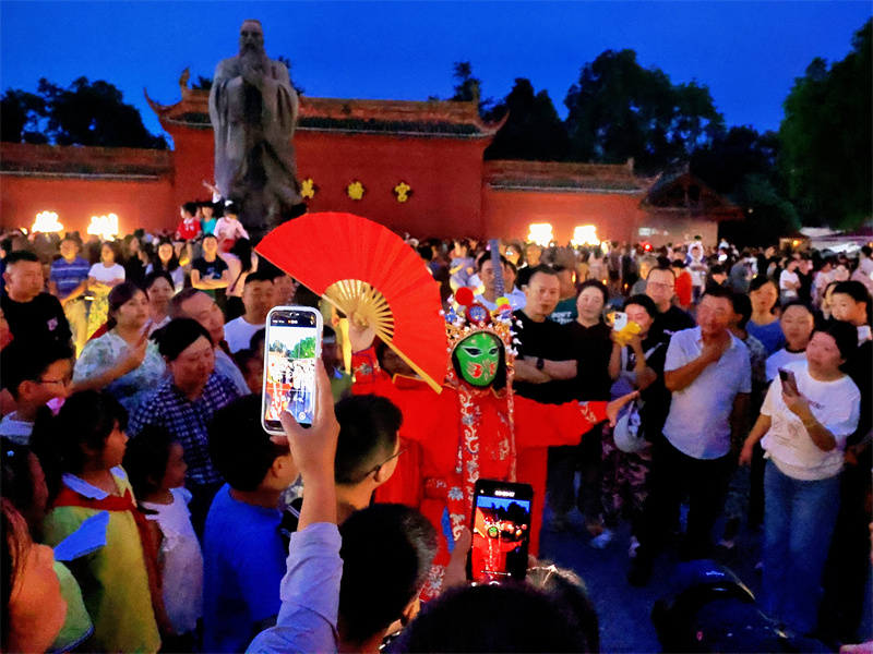 到崇州游玩的游客。崇州市委宣傳部供圖